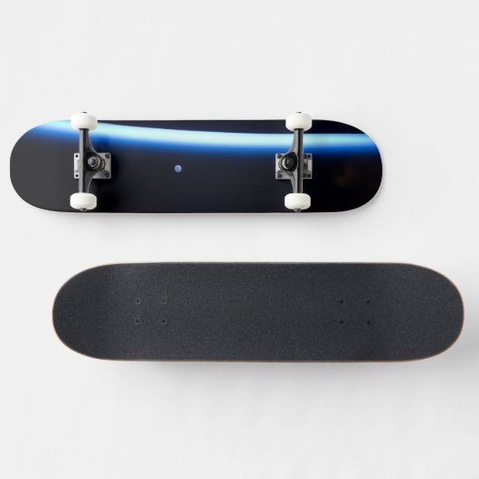 De dunne atmosfeer van de aarde en een gigantische persoonlijk skateboard (Horizontaal)