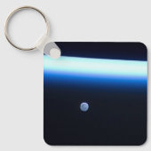 De dunne atmosfeer van de aarde en een gigantische sleutelhanger (Voorkant)