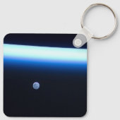 De dunne atmosfeer van de aarde en een gigantische sleutelhanger (Achterkant)