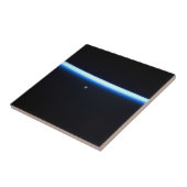 De dunne atmosfeer van de aarde en een gigantische tegeltje (Zijkant)