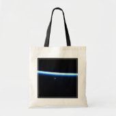 De dunne atmosfeer van de aarde en een gigantische tote bag (Voorkant)