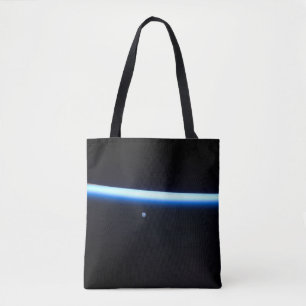 De dunne atmosfeer van de aarde en een gigantische tote bag