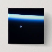 De dunne atmosfeer van de aarde en een gigantische vierkante button 5,1 cm (Voorkant)