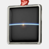 De dunne lijn van de atmosfeer op aarde 2 metalen ornament (Links)