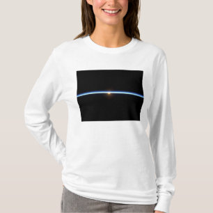 De dunne lijn van de atmosfeer op aarde 2 t-shirt