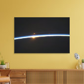 De dunne lijn van de atmosfeer op aarde canvas afdruk (Insitu (Woonkamer))
