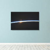 De dunne lijn van de atmosfeer op aarde canvas afdruk (Insitu (Houten vloer))