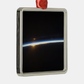 De dunne lijn van de atmosfeer op aarde metalen ornament (Rechts)