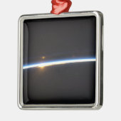 De dunne lijn van de atmosfeer op aarde metalen ornament (Links)