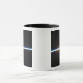 De dunne lijn van de atmosfeer op aarde mok (Midden)