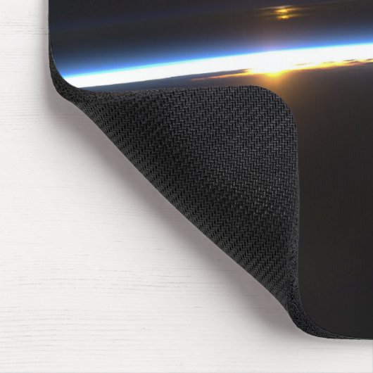 De dunne lijn van de atmosfeer op aarde muismat (Hoek)