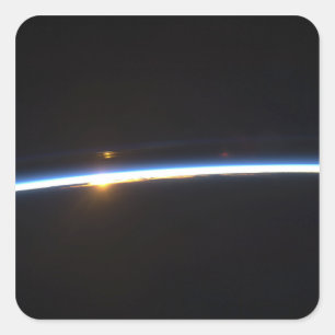 De dunne lijn van de atmosfeer op aarde vierkante sticker
