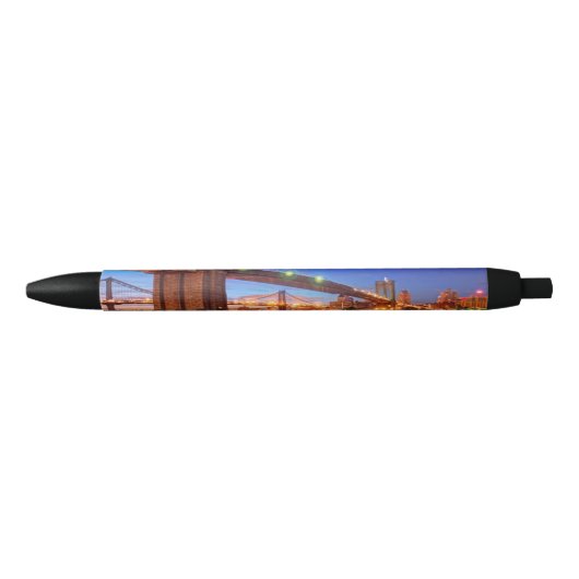 De East River, Brooklyn Bridge, Manhattan Zwarte Inkt Pen (Voorkant)