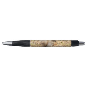 De eekhoorn eet een moerfoto pen