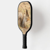 De eekhoorn eet een moerfoto pickleball paddle (Links)