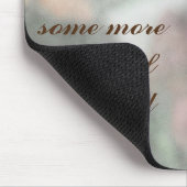 De eekhoorn kijkt naar je vanaf de bodem muismat (Hoek)