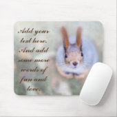 De eekhoorn kijkt naar je vanaf de bodem muismat (Met muis)