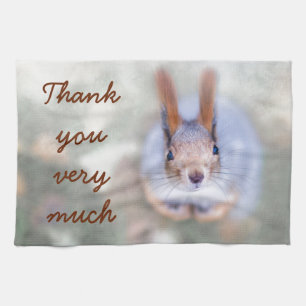De eekhoorn kijkt naar je vanaf de bodem theedoek