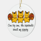 De eekhoorns stelen mijn gezondheid keramisch ornament (Links)