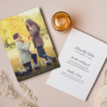 De eenvoudige Foto van het Manuscript bewaart de D Save The Date<br><div class="desc">Zegt uw verloving met eenvoudig manuscript sparen-de-datumkaart aan. Pas tekst op de voor- en achterkant aan met al je trouwgegevens. Voeg uw foto van het verloving voor de perfecte sparen-de-datumaankondiging toe.</div>