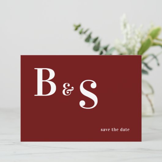 De eenvoudige Moderne Code van het Rode Monogram Q Save The Date (Staand voorkant)