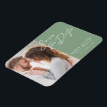De eenvoudige Moderne Foto van de Typografie bewaa Magneet<br><div class="desc">Het elegante en moderne ontwerp kenmerkt een typografiemanuscript sparen de Datum en uw favoriete foto tegen een sage groene achtergrond. Ideaal om je aanstaande bruiloft op een modieuze,  minimalistische manier aan te kondigen. Pas eenvoudig belangrijke details en uw beste foto van uw keuze aan.</div>