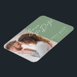 De eenvoudige Moderne Foto van de Typografie bewaa Magneet<br><div class="desc">Het elegante en moderne ontwerp kenmerkt een typografiemanuscript sparen de Datum en uw favoriete foto tegen een sage groene achtergrond. Ideaal om je aanstaande bruiloft op een modieuze,  minimalistische manier aan te kondigen. Pas eenvoudig belangrijke details en uw beste foto van uw keuze aan.</div>