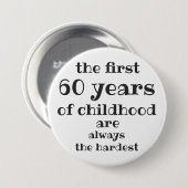 De eerste 60 jaar kindertijd zijn de moeilijkste ronde button 7,6 cm (Voorkant /achterkant)