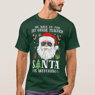 De eerste docent is aardig voor de leraar die de k t-shirt