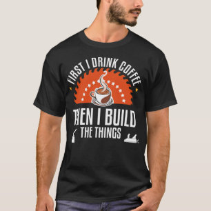 De eerste Drink koffie van het bos en bouwt dan ge T-shirt