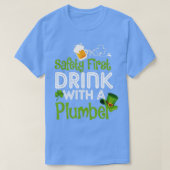 De eerste Drink van de veiligheid met een Plumber T-shirt (Design voorkant)