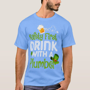 De eerste Drink van de veiligheid met een Plumber T-shirt