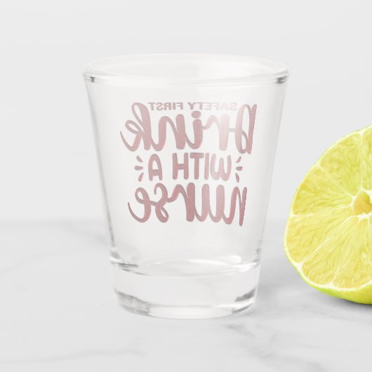 De eerste Drink van de veiligheid met een verpleeg Shot Glas (Achterkant)