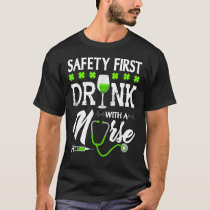 De eerste Drink van de veiligheid met een verpleeg T-shirt