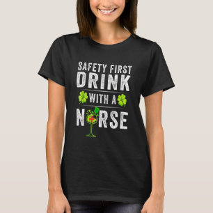 De eerste Drink van de veiligheid met een verpleeg T-shirt