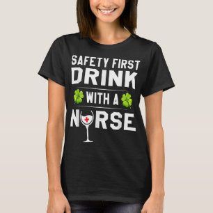 De eerste Drink van de veiligheid met een verpleeg T-shirt
