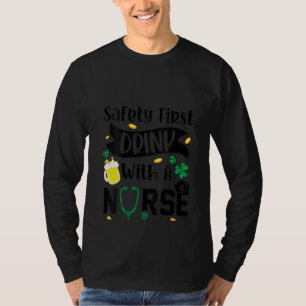 De eerste Drink van de veiligheid van vrouwen met  T-shirt