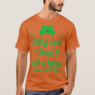 De eerste Drink van de veiligheid van vrouwen met  T-shirt