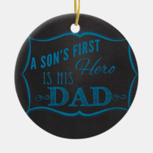 De eerste hero van de zoon is papa Blue Chalkboard Keramisch Ornament