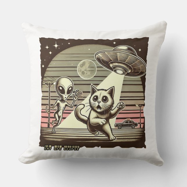 De eerste is Cat UFO Selfie:  Invasion #01 Pillow. Kussen (Voorkant)