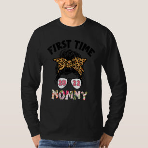 De eerste keer dat mama 2022 zwanger wordt t-shirt