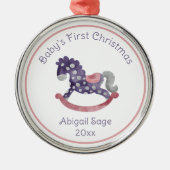 De eerste kerst van Cute Paarse Rocking Horse Baby Metalen Ornament (Voorkant)