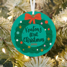 De eerste kerstdag van de baby met een persoonlijk metalen ornament