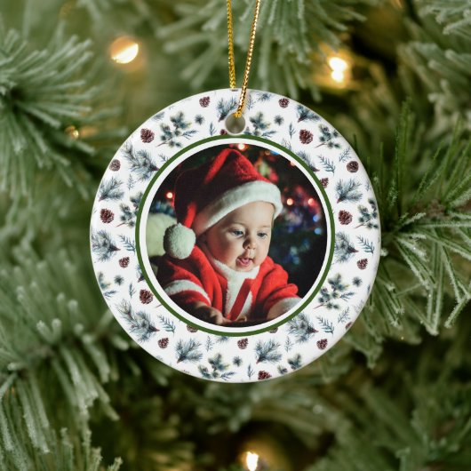 De eerste kerstfoto van baby's op wit keramisch ornament (Boom)