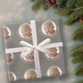 De eerste kerstfoto van de baby: Aangepaste naam e Cadeaupapier
