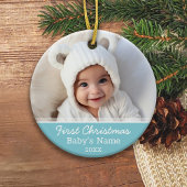 De eerste kerstfoto van de baby - Blue Boy Backgro Keramisch Ornament
