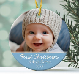 De eerste kerstfoto van de baby - met één zijoog metalen ornament