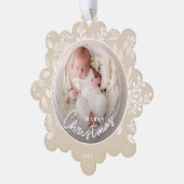 De eerste kerstfoto van de baby op ivoorpapier ornament kaart (Links)