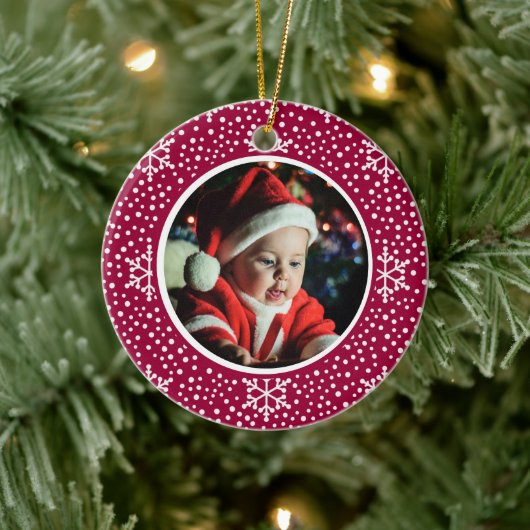 De eerste kerstfoto van de baby: Red White Snowfla Keramisch Ornament (Boom)