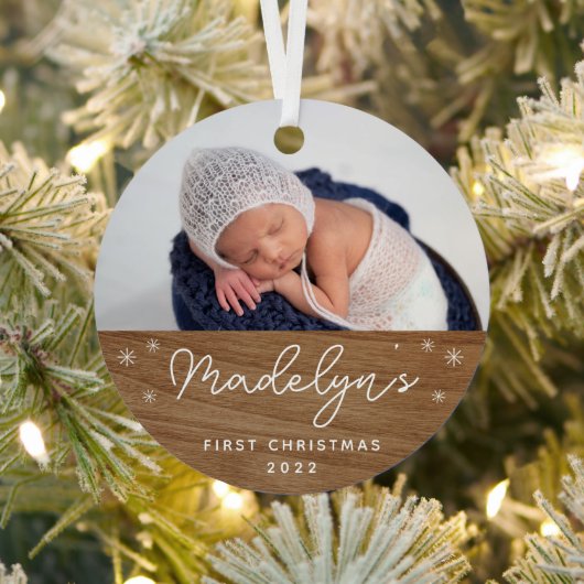De eerste kerstfoto van de moderne Faux Wood Baby Metalen Ornament (Insitu)